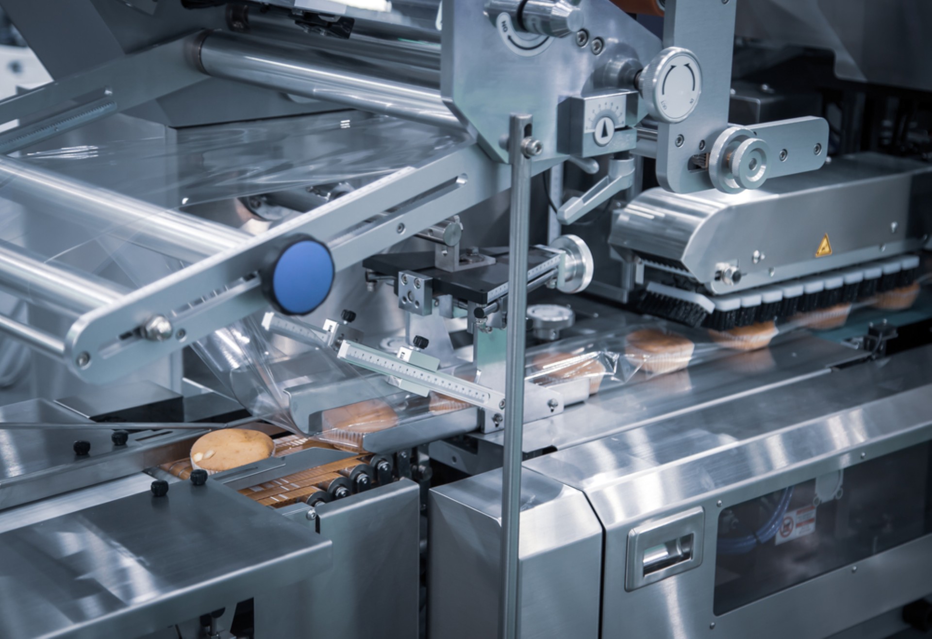 Flow pack machines in operation